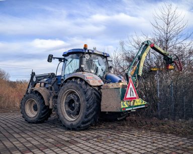Heckenschnitt mit Astschere an Straßen und Grundstücken