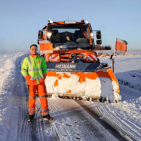 Winterdienst mit einem Unimog für die Gemeinde Striegistal und das Gewerbegebiet Striegistal