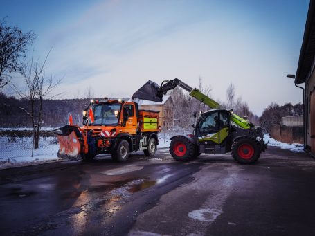 Winterdienst mit einem Unimog als Dienstleistung zur Verkehrssicherung im Gewerbegebiet Rosswein