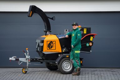 Häckslervermietung von unseren drehbaren Holzhäcksler