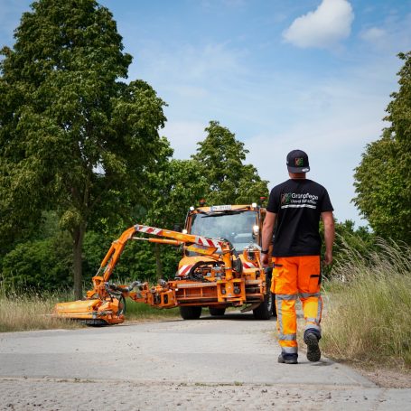 Grünflächenpflege durch Grasmahd und Mulchen im Gewerbegebiet Döbeln mit einem Unimog