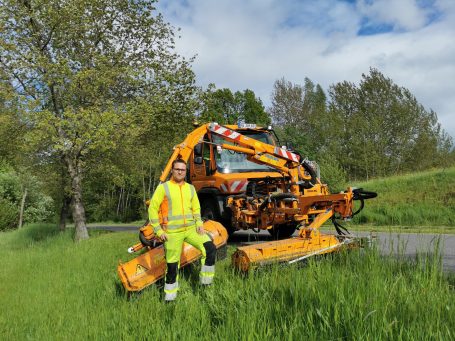 Bankettmahd an Straßenrändern in Rossau und Striegistal mit einem Unimog und Mähausleger