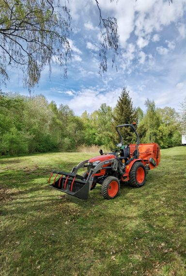 Grasmahd mit Kleintraktor in Gewerbegebieten und Firmenstandorten