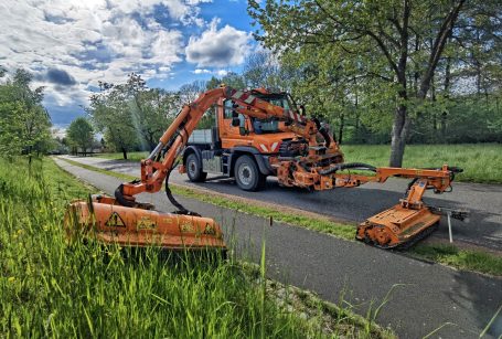 Randstreifenmahd zur Bankettpflege an Straßen und Wegen mittels Unimog und Auslegermulcher