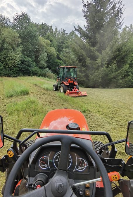Grasmahd mit zwei Kleintraktoren bei einer Objektpflege eines Firmenstandortes in Striegistal