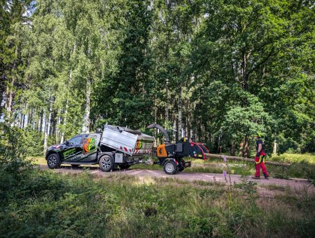 Häckselarbeiten von Gehölzen als Dienstleistung für die Gemeinde Waldheim mit unserem PickUp Kipper und Anhängerhäcksler
