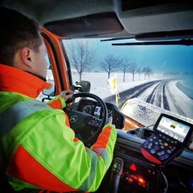 Fahren eines Unimog mit Winterdienstausrüstung