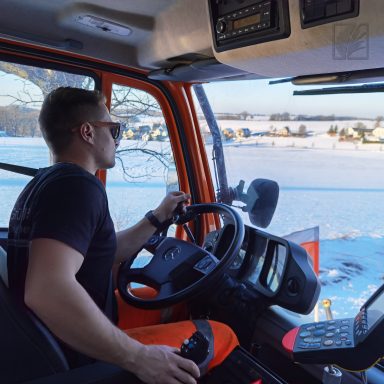 Fahrer eines Unimog im Winterdienst